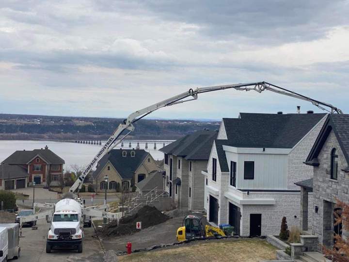 Travaux de pompage de béton industriel à Québec